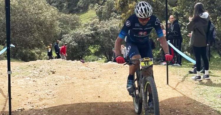 David Arroyo lanzado hacia la línea de meta tras pasar primero por el Premio Maxis Bike.