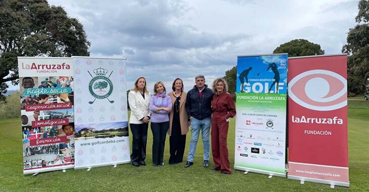 La presidenta del Real Club de Campo de Córdoba, Mar Romero, junto a los representantes de la Fundación Arruzafa durante la presentación de su torneo benéfico.
