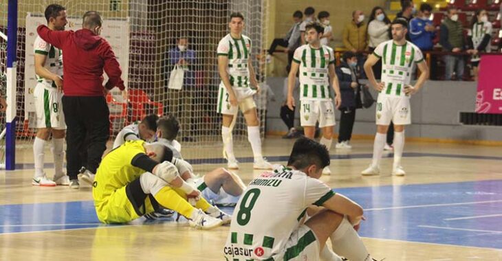 Rotos. Shimizu, Cristian y el resto de sus compañeros con la mirada perdida tras caer derrotados ante Santa Coloma.