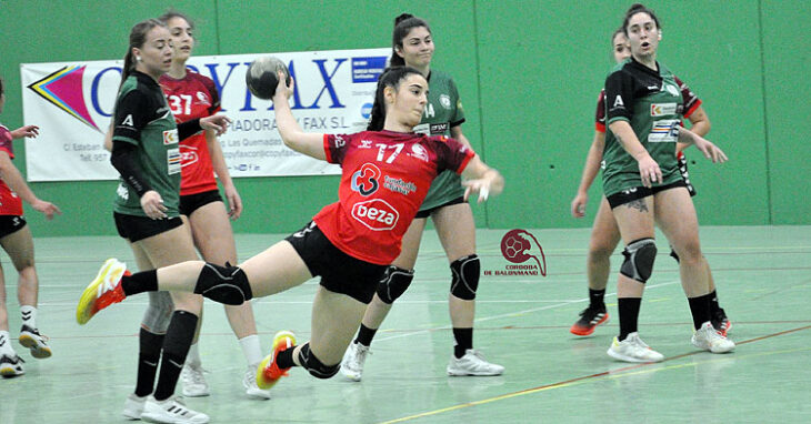 Una jugadora granate lanza en seis metros en el derbi. Foto: CBM