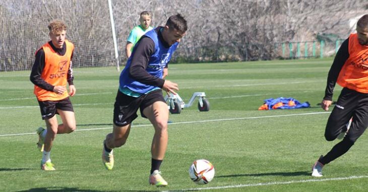 Adrián Fuentes arranca con Simo a sus espaldas.