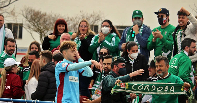 La afición del Córdoba en Montijo en la celebración del gol de Simo. Foto: CCF