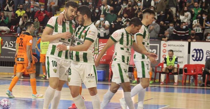 Los jugadores del Patrimonio celebran el primer gol de Alberto Saura que suponía el inicio de la remontada.