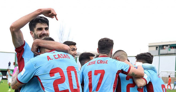 Los jugadores del Córdoba, con Visus en primer plano, celebrando el gol en Antequera. Foto: CCF