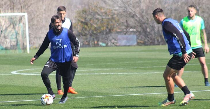 Álex Bernal encarando a Adrián Fuentes con el balón controlado.