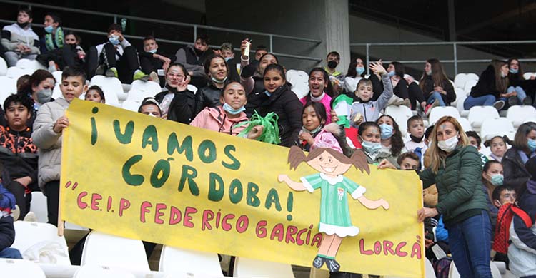 Los alumnos del CEIP Federico García Lorca animando al Córdoba CF.
