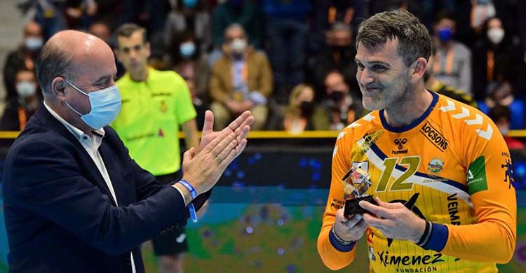 Álvaro de Hita recibiendo su distinción como mejor jugador del partido de cuartos ante el Antequera.