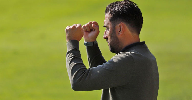 Antonio Fernández realizando un gesto triunfal en el banquillo. Foto: CD San Roque de Lepe