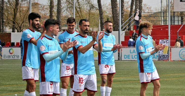 Los jugadores del Córdoba aplauden a la hinchada en Montijo. Foto: CCF