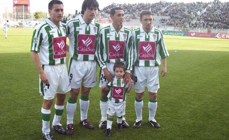 Montenegro, con su hijo Mateo, flanqueado por Ruano, Moisés y Denis Serban.