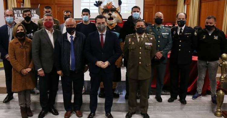 El alcalde de Córdoba, José María Bellido, junto a Antonio Cabello y los representantes de la Brigada Guzmán El Bueno durante la presentación de una nueva edición.