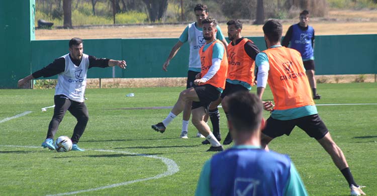 Carlos Puga ante un Omar Perdomo cuya presencia sigue en el aire.