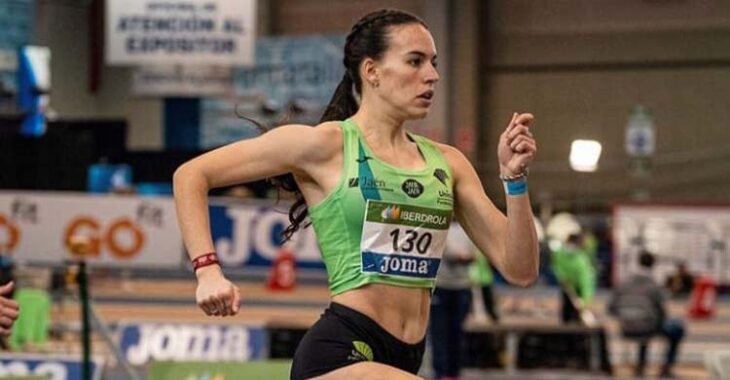 Carmen Avilés corriendo el 400 metros lisos en los pasados Campeonatos de España de pista cubierta en Ourense.