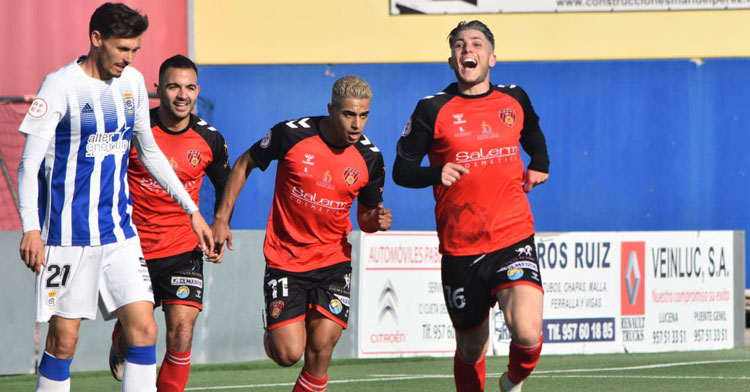 La celebración de Brian Triviño de uno de sus goles al Recre. Foto: Tino Navas