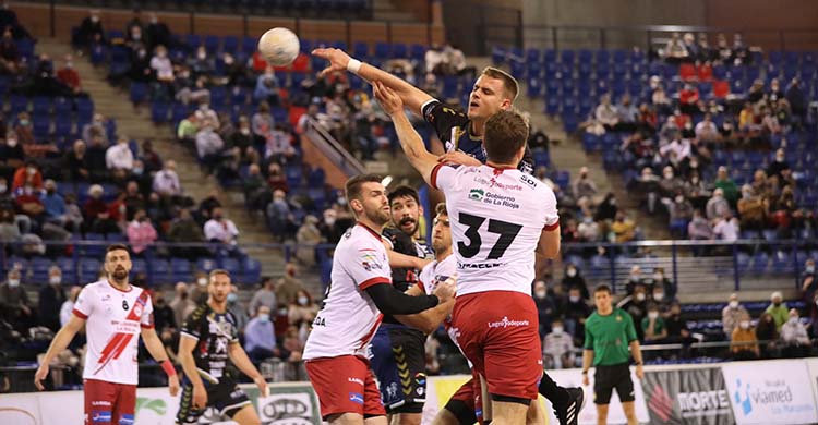 Djukic elevándose por encima de la defensa del BM Logroño.