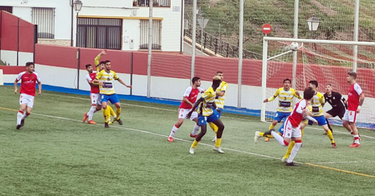 Un momento del duelo de gallitos en Espiel. Foto: Atlético Espeleño