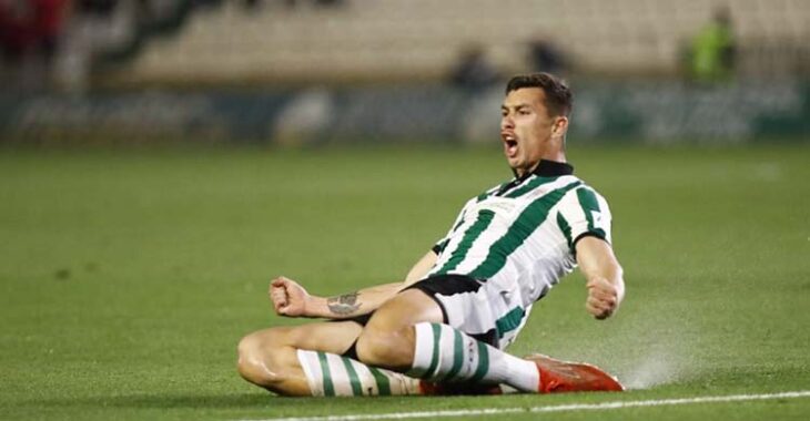 Adrián Fuentes celebrando el gol que daba la victoria ante el San Roque.