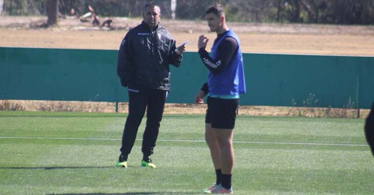 Germán Crespo observa a Adrián Fuentes durante un entrenamiento de esta semana.Germán Crespo observa a Adrián Fuentes durante un entrenamiento de esta semana.