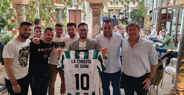 Germán Crespo y Javier González Calvo posan en la Gastrotaberna 'La Chiquita de Quini' junto a su propietario y varios jugadores.