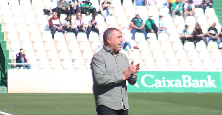 Germán Crespo animando a sus jugadores.