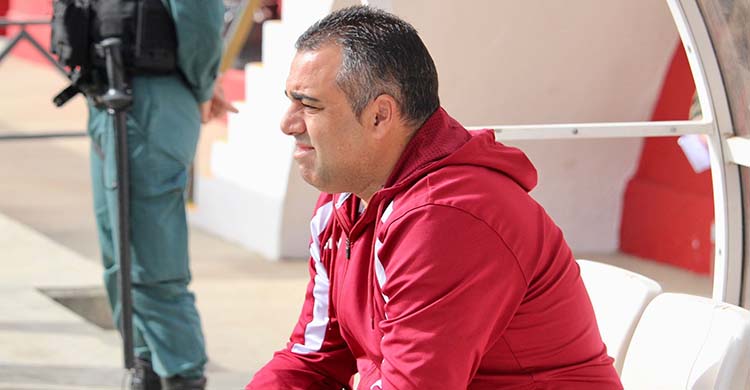 Germán Crespo en el banquillo del Emilio Macarro de Montijo.