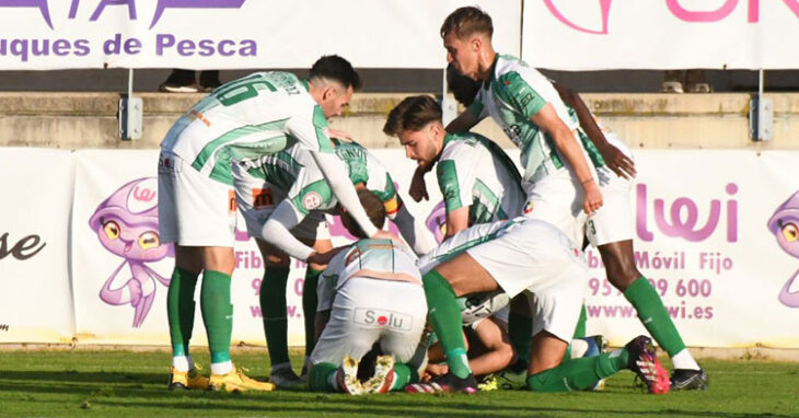 Los jugadores antequeranos celebrando uno de sus goles en Lepe. Foto: Antequera CF