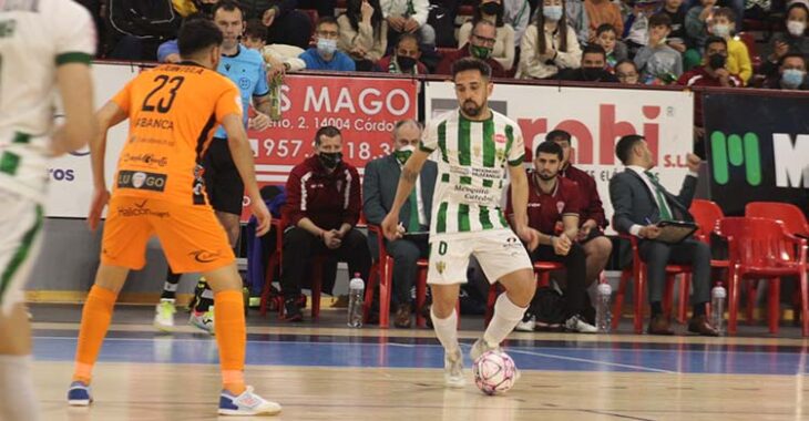 Jesulito encarando a un jugador del Burela.