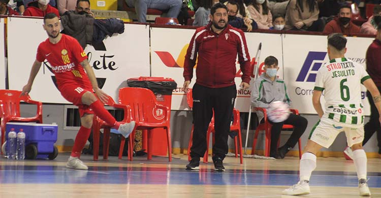 Josan González siguiendo el juego junto a un jugador del Industrias sacando de banda.