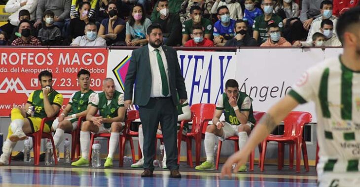 Josan González siguiendo el juego en la banda del Vista Alegre.