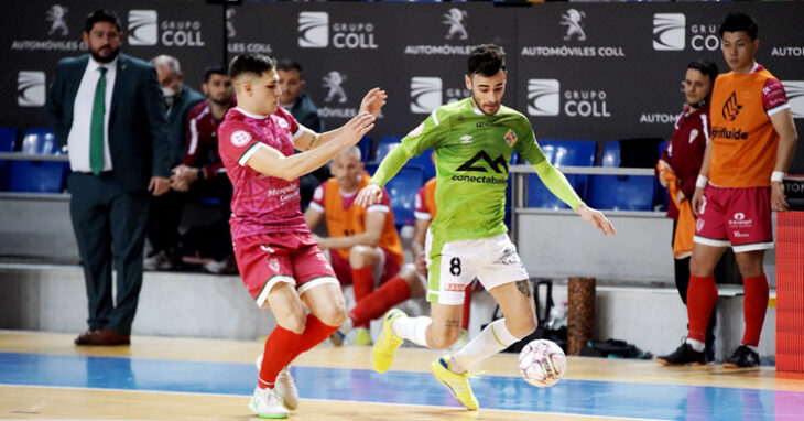 Josan, a la izquierda, siguiendo una acción de Viana en Palma. Foto: Palma Futsal