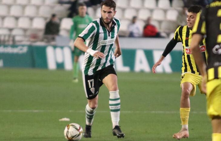 José Cruz saliendo con el balón jugado ante el San Roque.