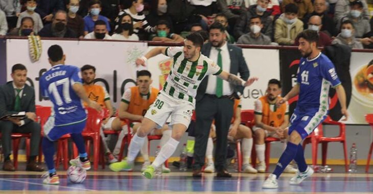 Lucas Perin ante un jugador del Betis Futsal.