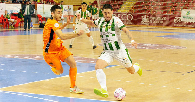 Lucas Perin se dispone a lanzar ante un jugador de Burela. Foto: Córdoba Futsal
