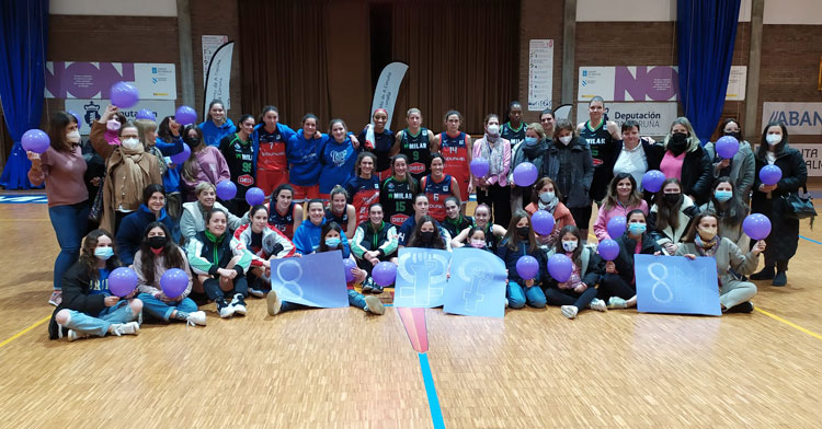 La foto de familia final tras el partido con los actos en favor del 8-M en la cancha del Maristas Coruña