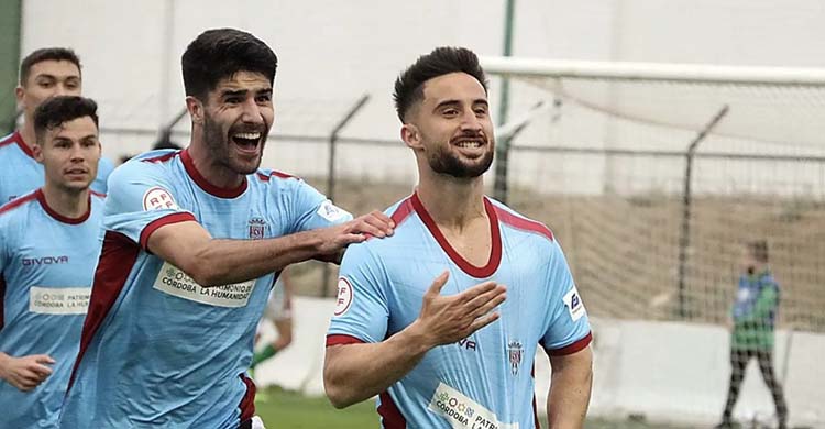La locura. Omar Perdomo celebrando su gol por todo lo alto con Visus y Luismi corriendo a sus espaldas buscando la grada del cordobesismo.