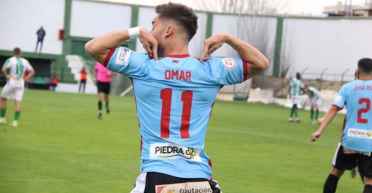 Omar Perdomo celebrando su gol, el que dio la victoria en Antequera.