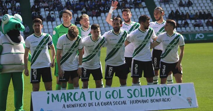 El once del Córdoba luciendo la camiseta conmemorativa del Día de Andalucía.