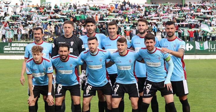 El once del Córdoba en Antequera con el cordobesismo tomando la grada de preferencia de El Maulí.