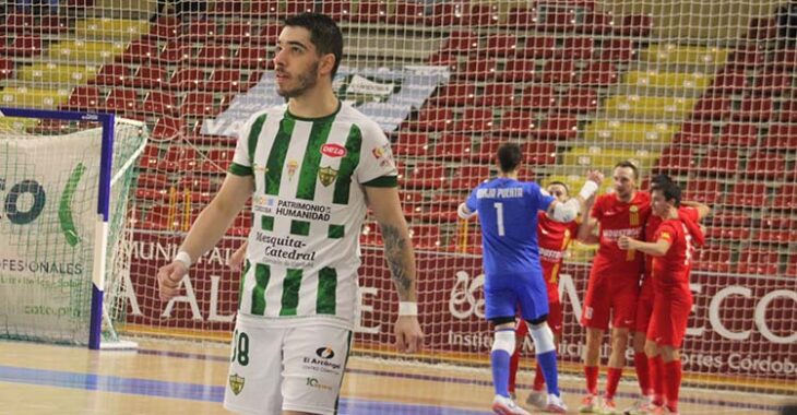 Tocado. Lucas Perin acabó llorando, su hat-trick no evitó la eliminación de los blanquiverdes.