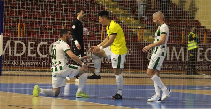 Lucas Perin sacando brillo a la bota de Shimizu tras lograr darle la vuelta al marcador