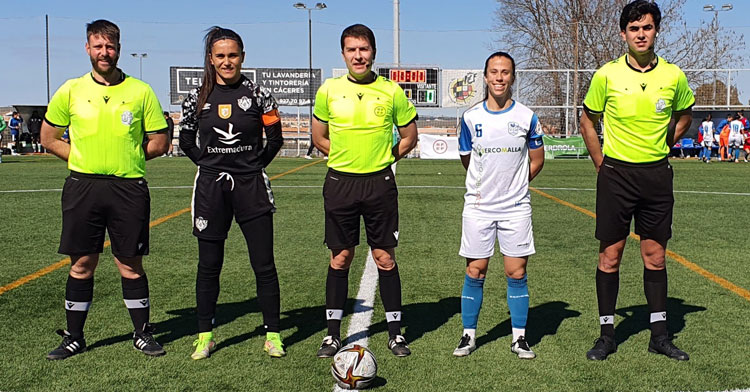 La foto de capitanas en el Cacereño-Pozoalbense. Foto: Cacereño Femenino