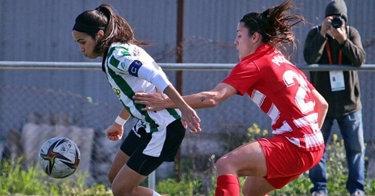 María Avilés intentando una jugada frente al Granada. Foto: CCF