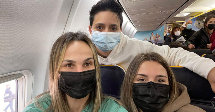 Ilusionadas. Marija Galonja, Yolanda Enríquez y Ana García en el avión rumbo a Baleares