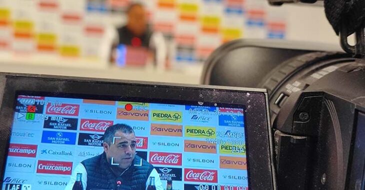 Germán Crespo atendiendo a los medios en la sala de prensa de El Arcángel tras derrotar al San Roque.