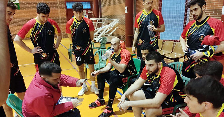 José Antonio Santaella en un tiempo muerto con sus jugadores. Foto: CP Peñarroya