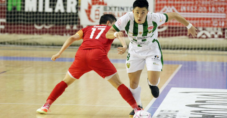 Shimizu burla a un jugador del Industrias Santa Coloma en el enfrentamiento liguero del inicio de temporada. Foto: Córdoba Futsal