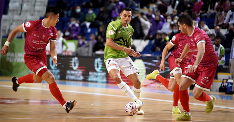 Varios jugadores del Córdoba Patrimonio persiguen a un rival de los locales. Foto: Palma Futsal