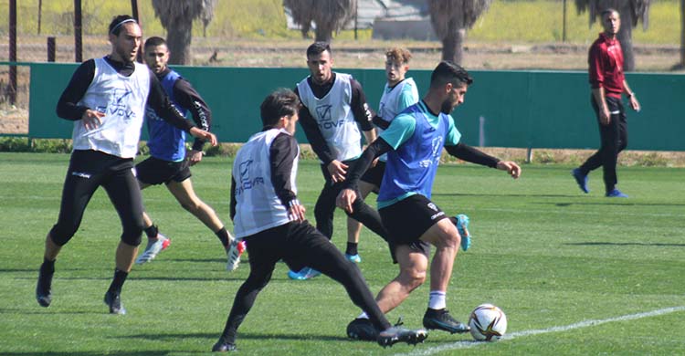 Willy controla el balón de espaldas con Gudelj cerrando.