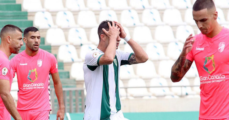 Willy se echa las manos a la cabeza, como muchos aficionados al saber el horario del partido ante el Tamaraceite, en el duelo entre los dos de la campaña pasada. Foto: Charo Tobajas / CCF