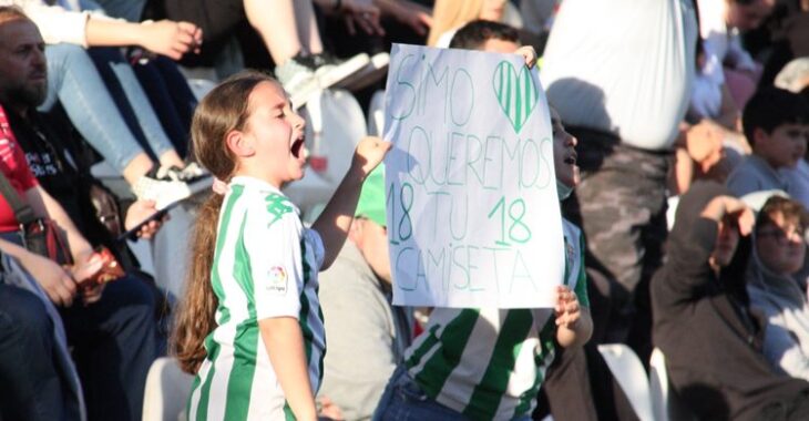 Una joven aficionada alentando al equipo. Autor: Paco Jiménez